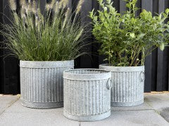 Skjuler med riller – Runde, sæt af 3 Rustikke metalpotter