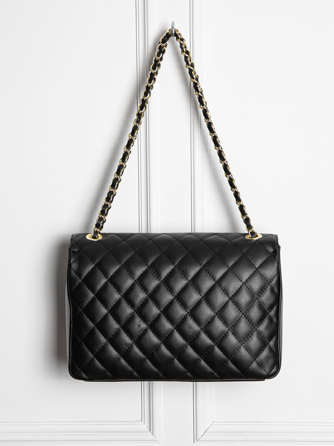 Quilted leather bag with gold details
