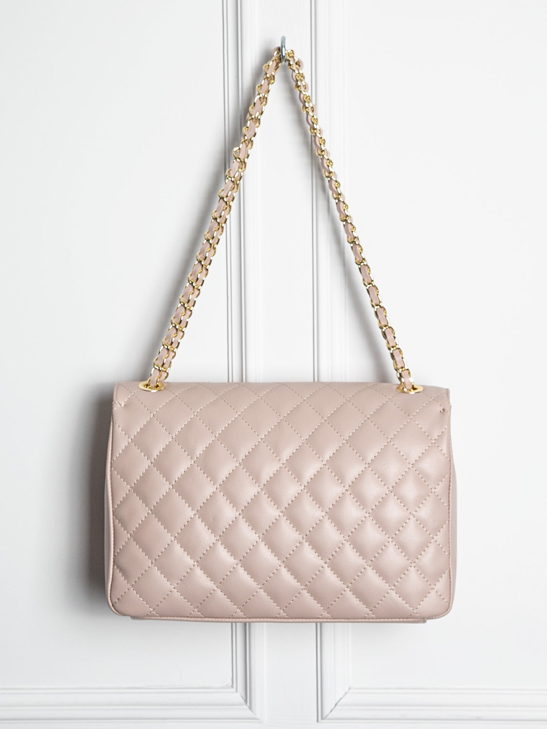 Quilted leather bag with gold details