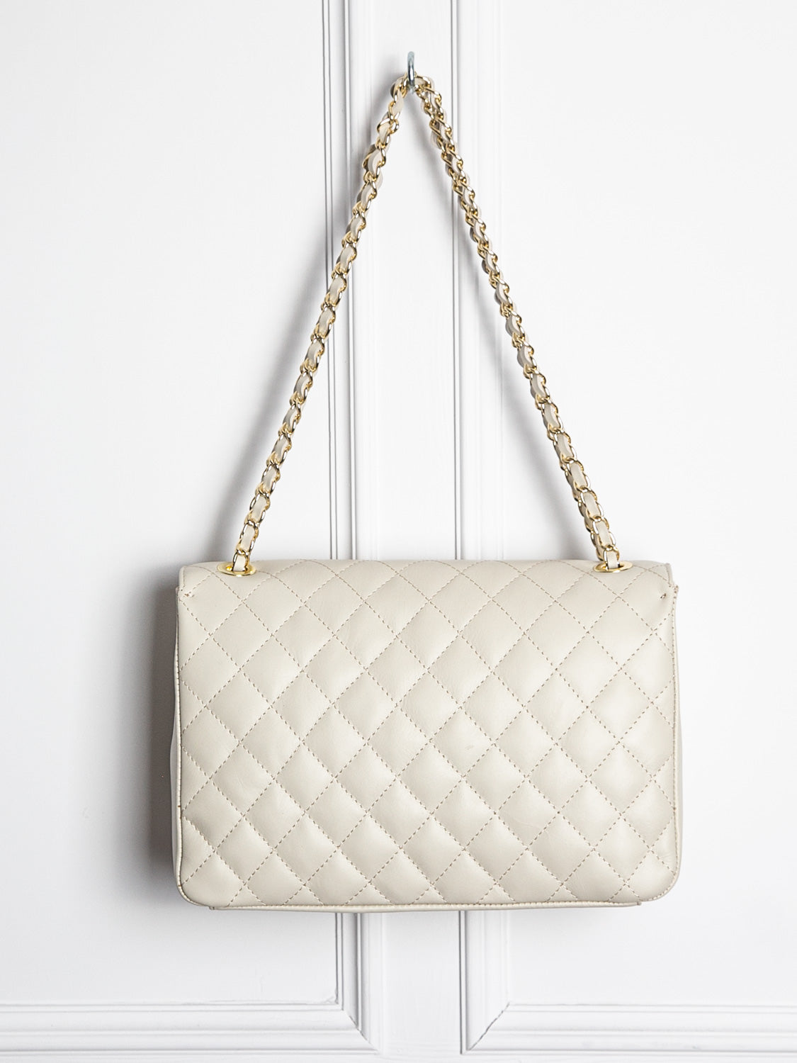 Quilted leather bag with gold details