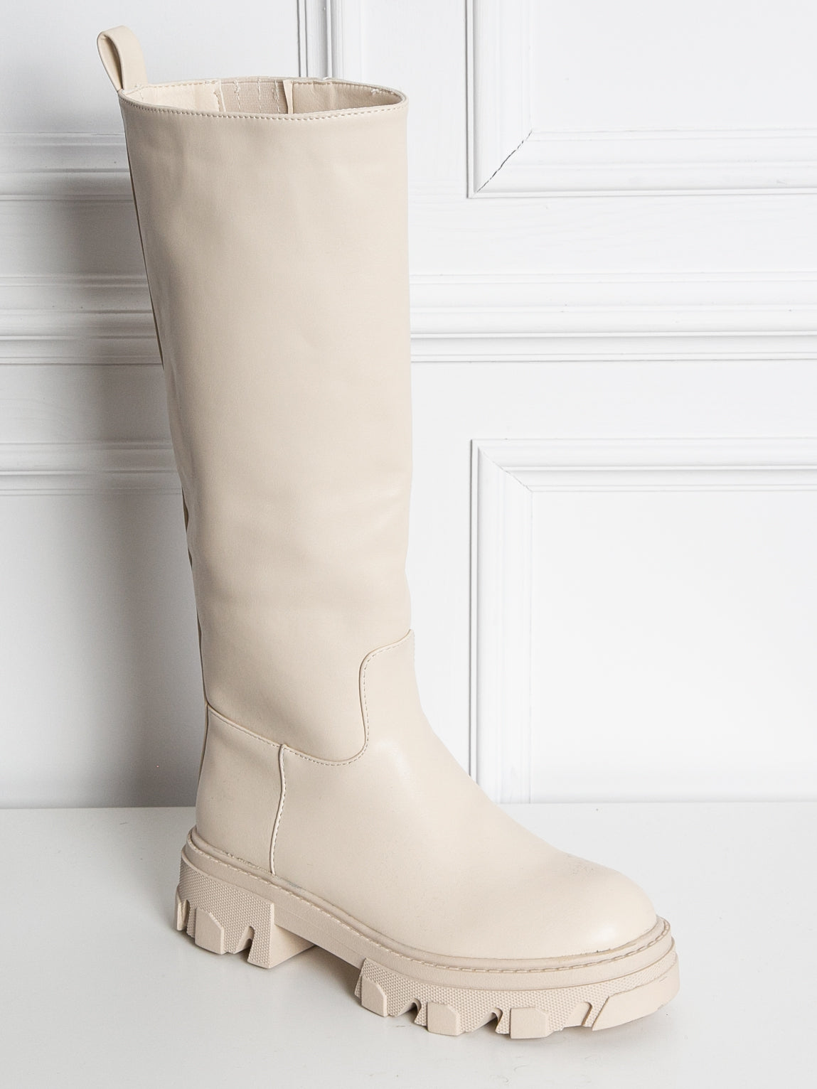 Long boots with plain sole