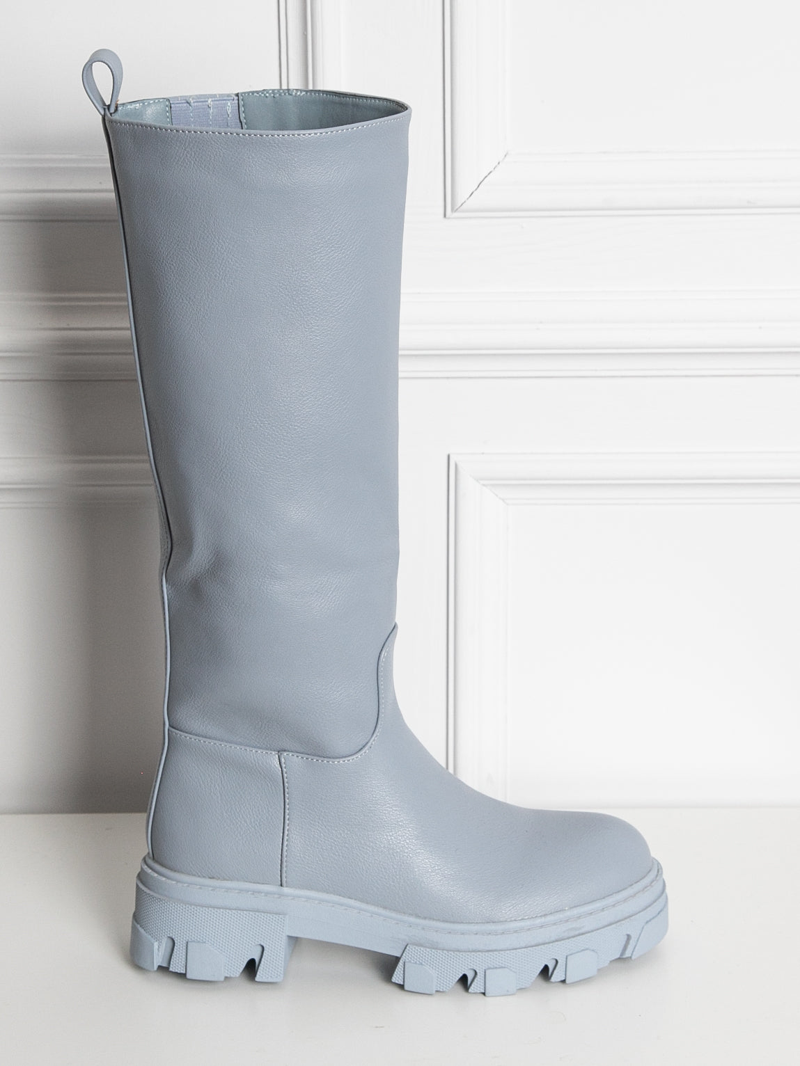 Long boots with plain sole