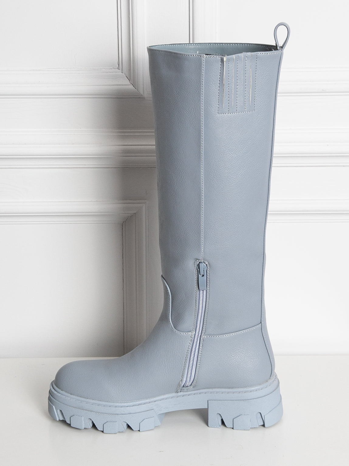 Long boots with plain sole