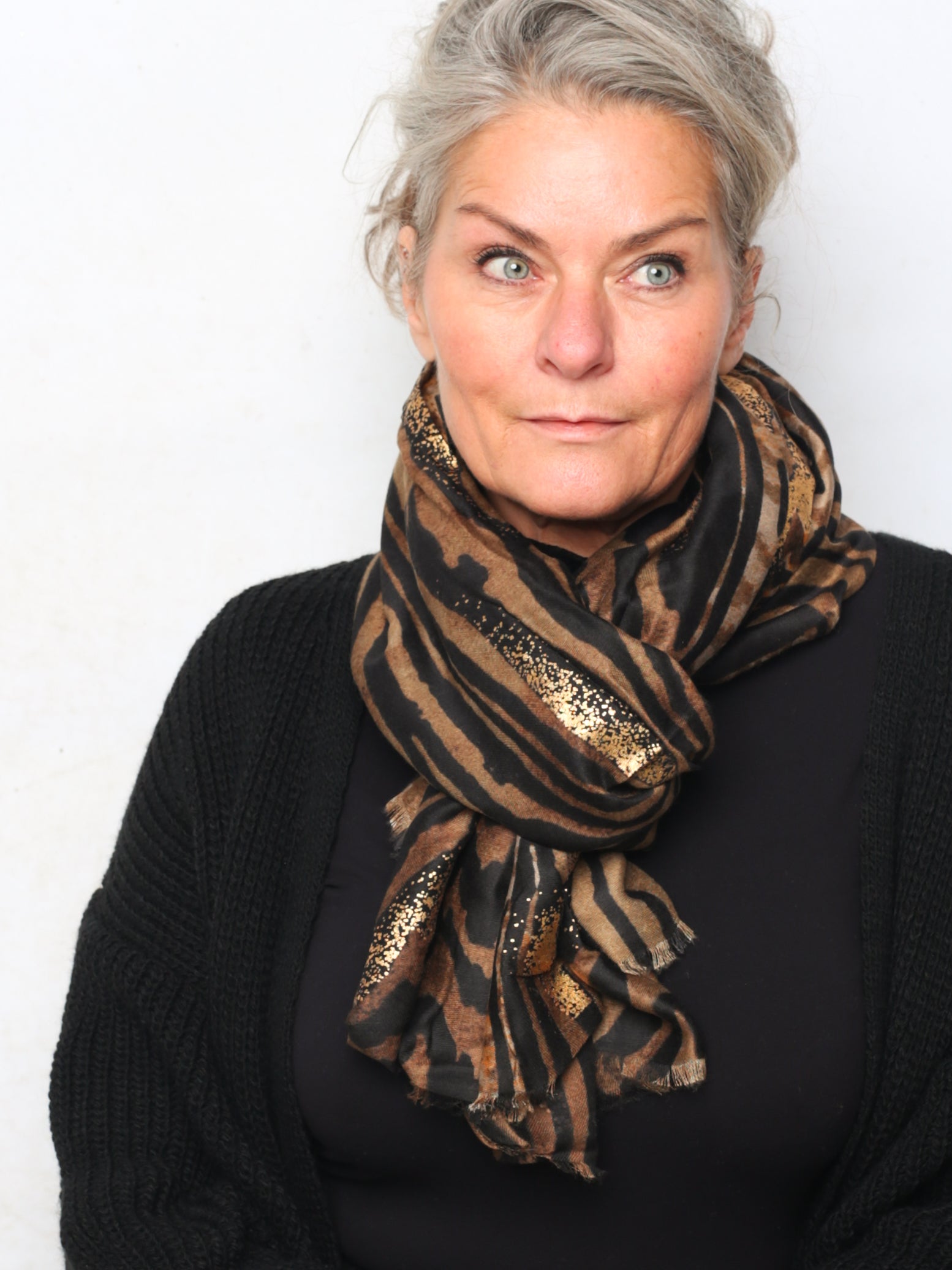 Leo tørklæde med guld by Krone 1