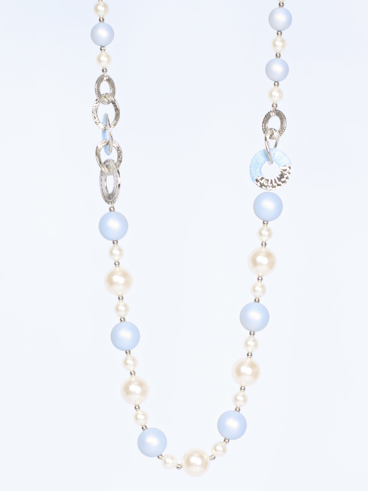 Halskæde m. runde vedhæng og perler by Krone 1