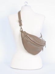 Leather belt bag with zipper