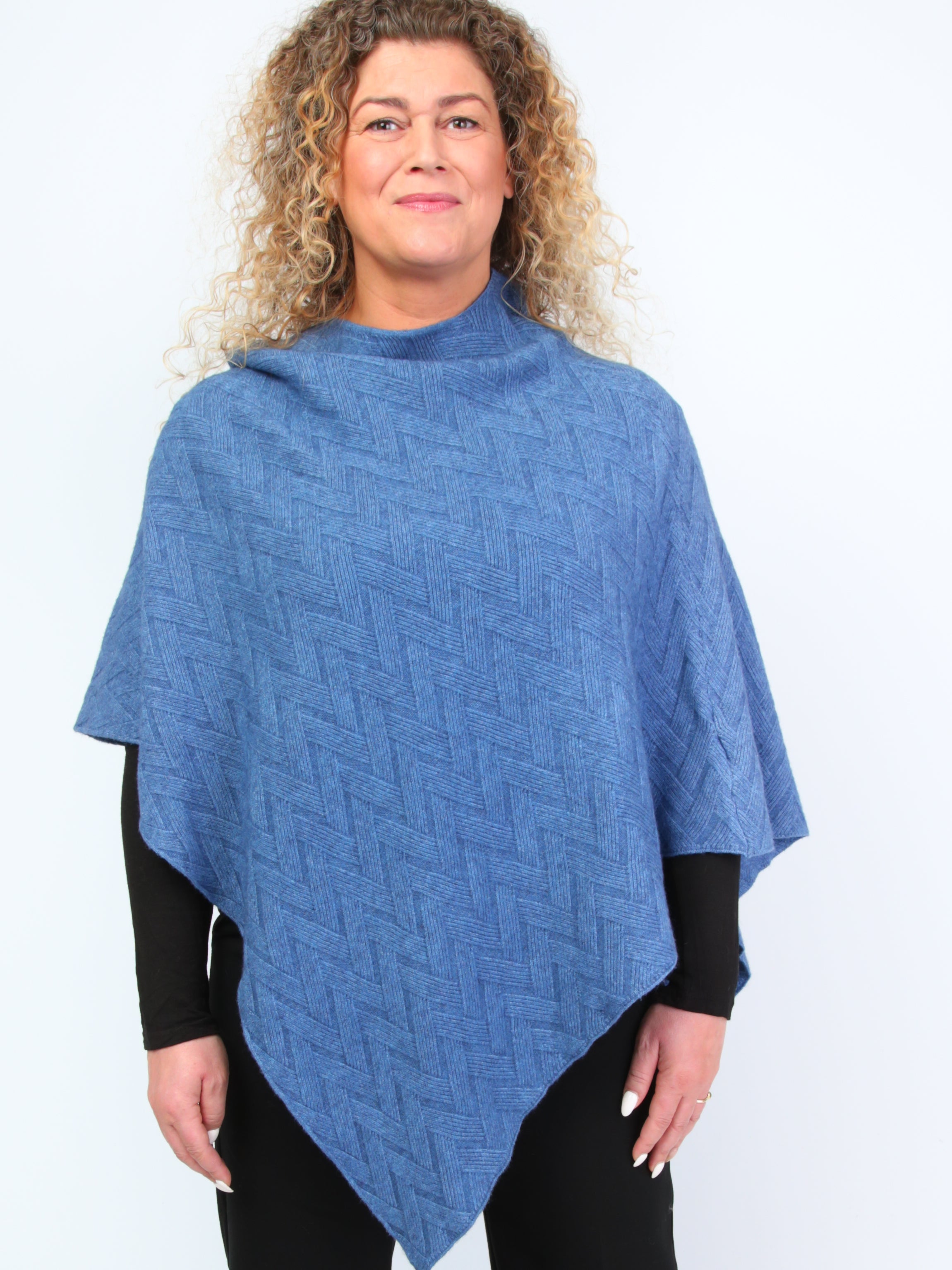 Krone 1 knitted poncho with zigzag