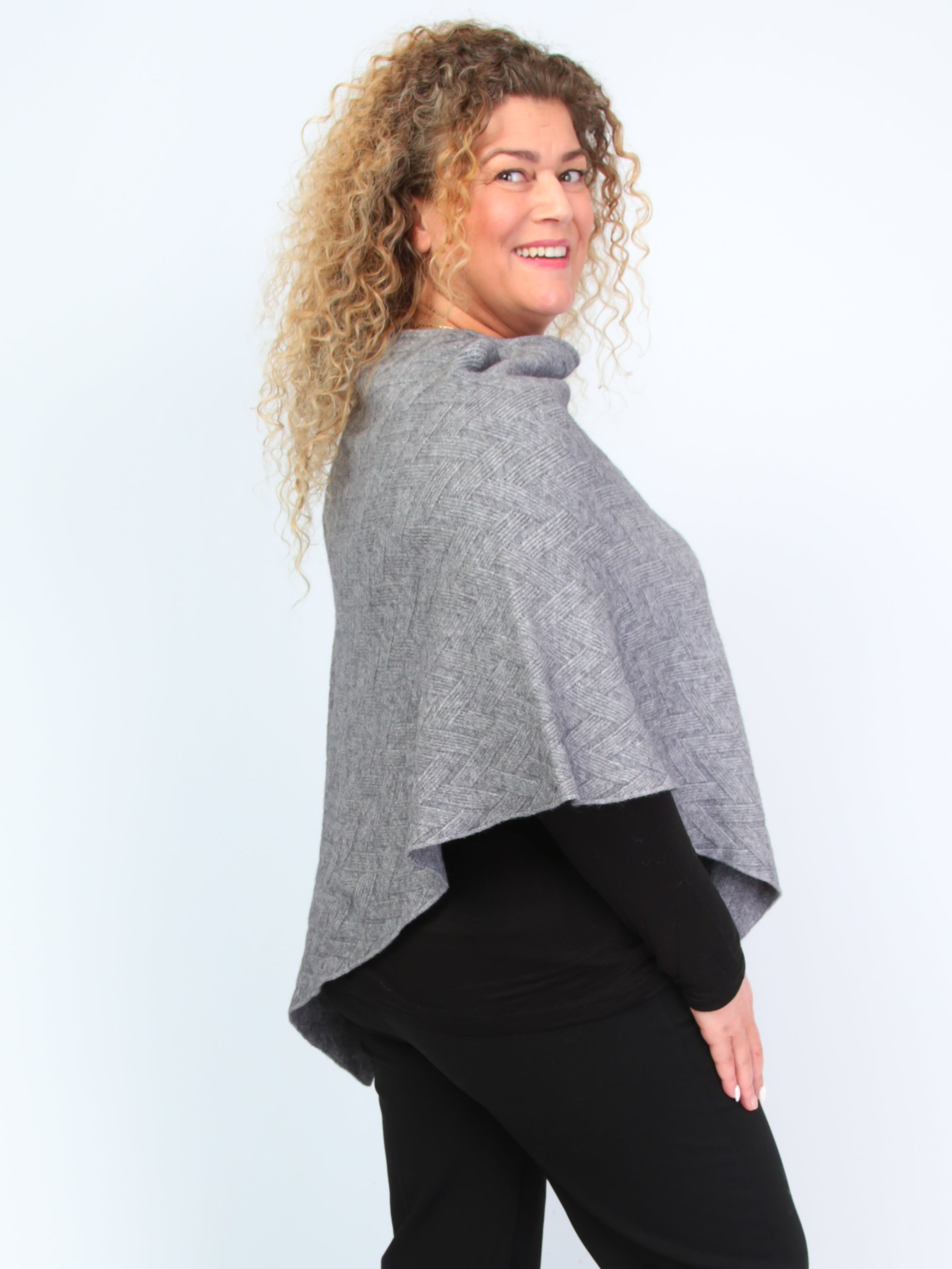 Krone 1 knitted poncho with zigzag