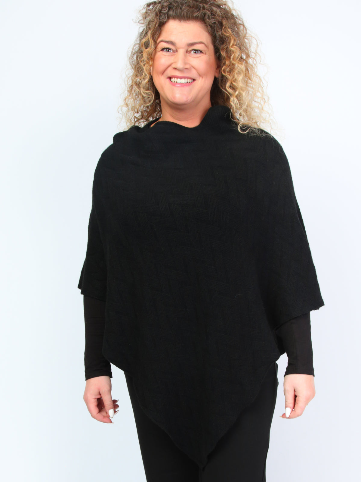 Krone 1 knitted poncho with zigzag