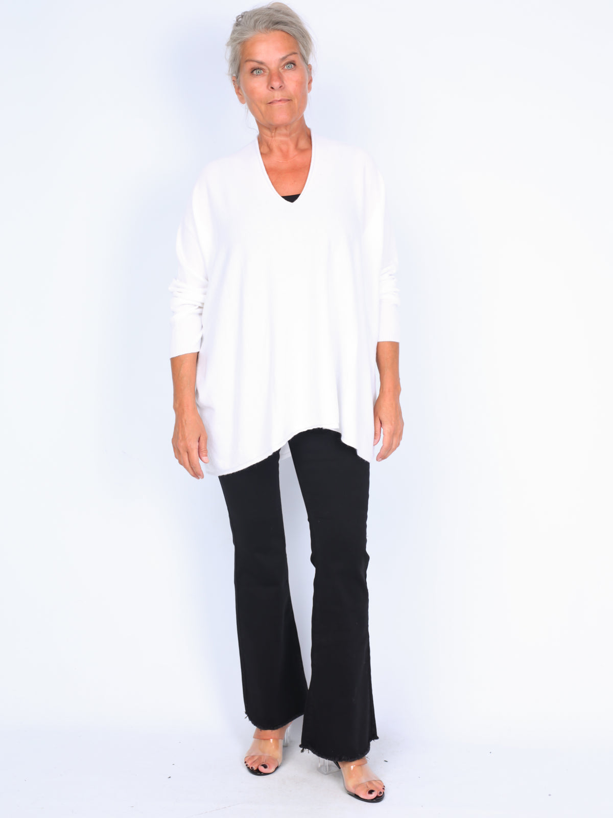 Thin knit blouse with v-neck
