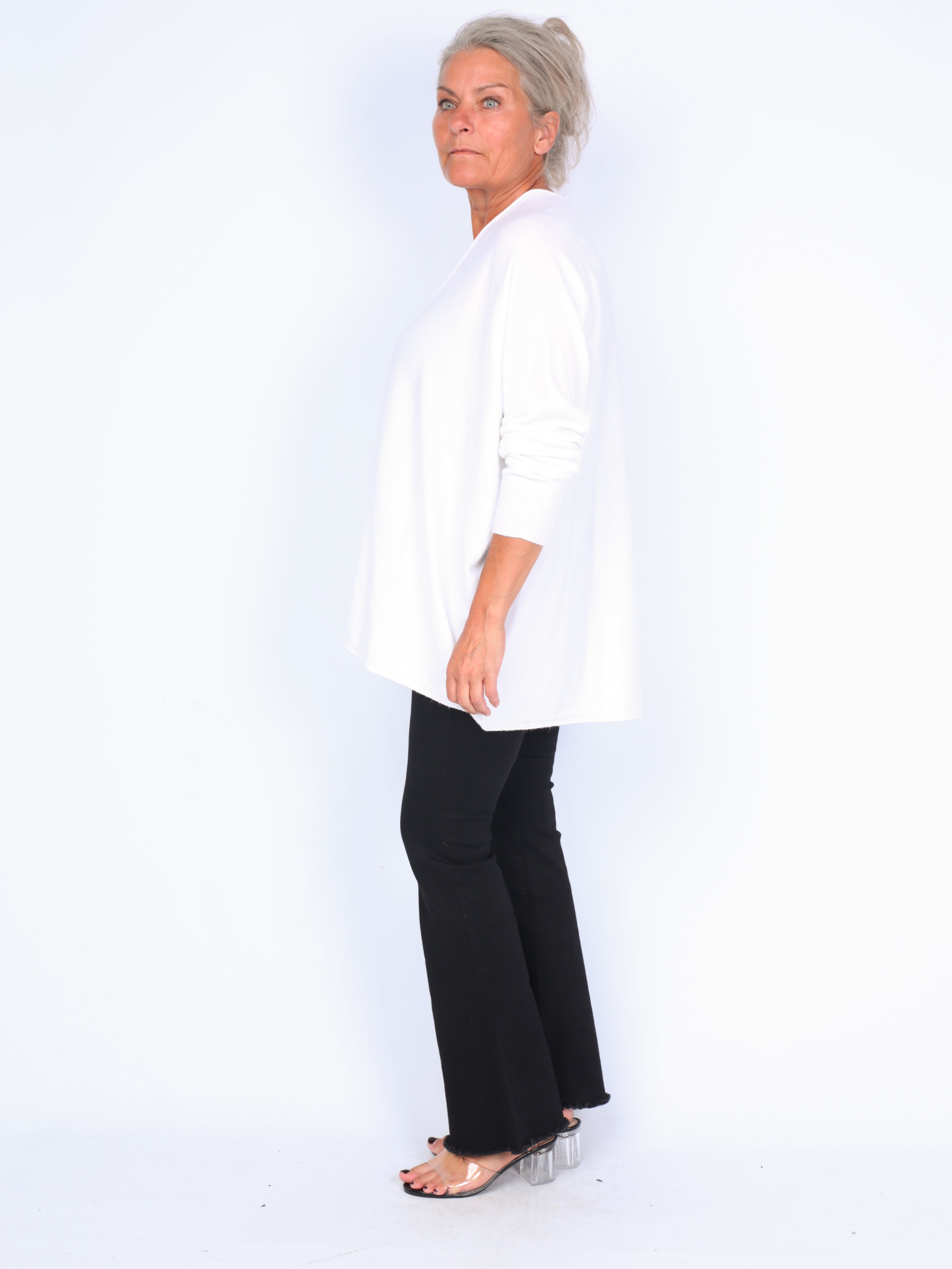 Thin knit blouse with v-neck