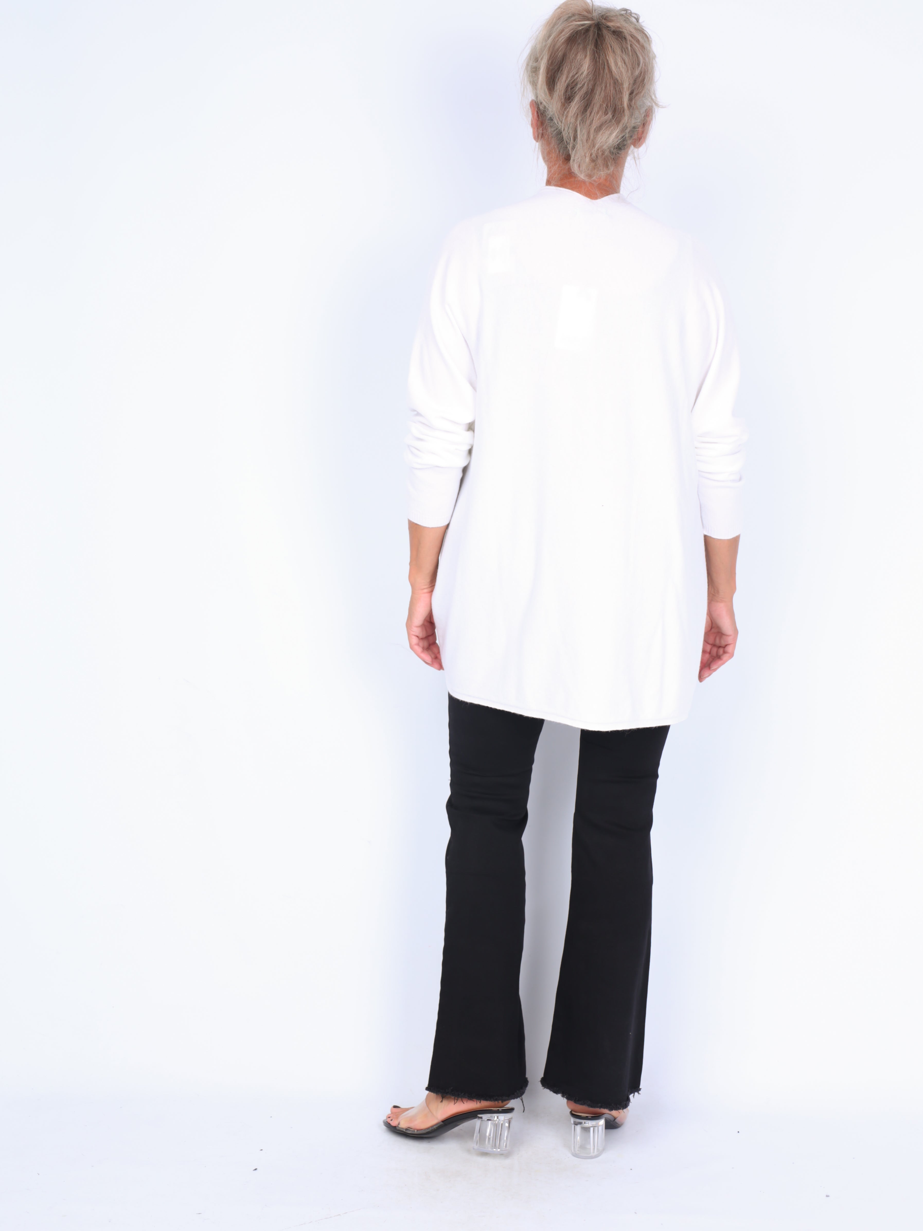 Thin knit blouse with v-neck