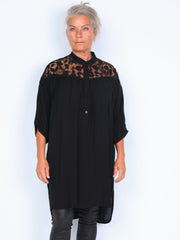 Que tunic with short sleeves and floral pieces