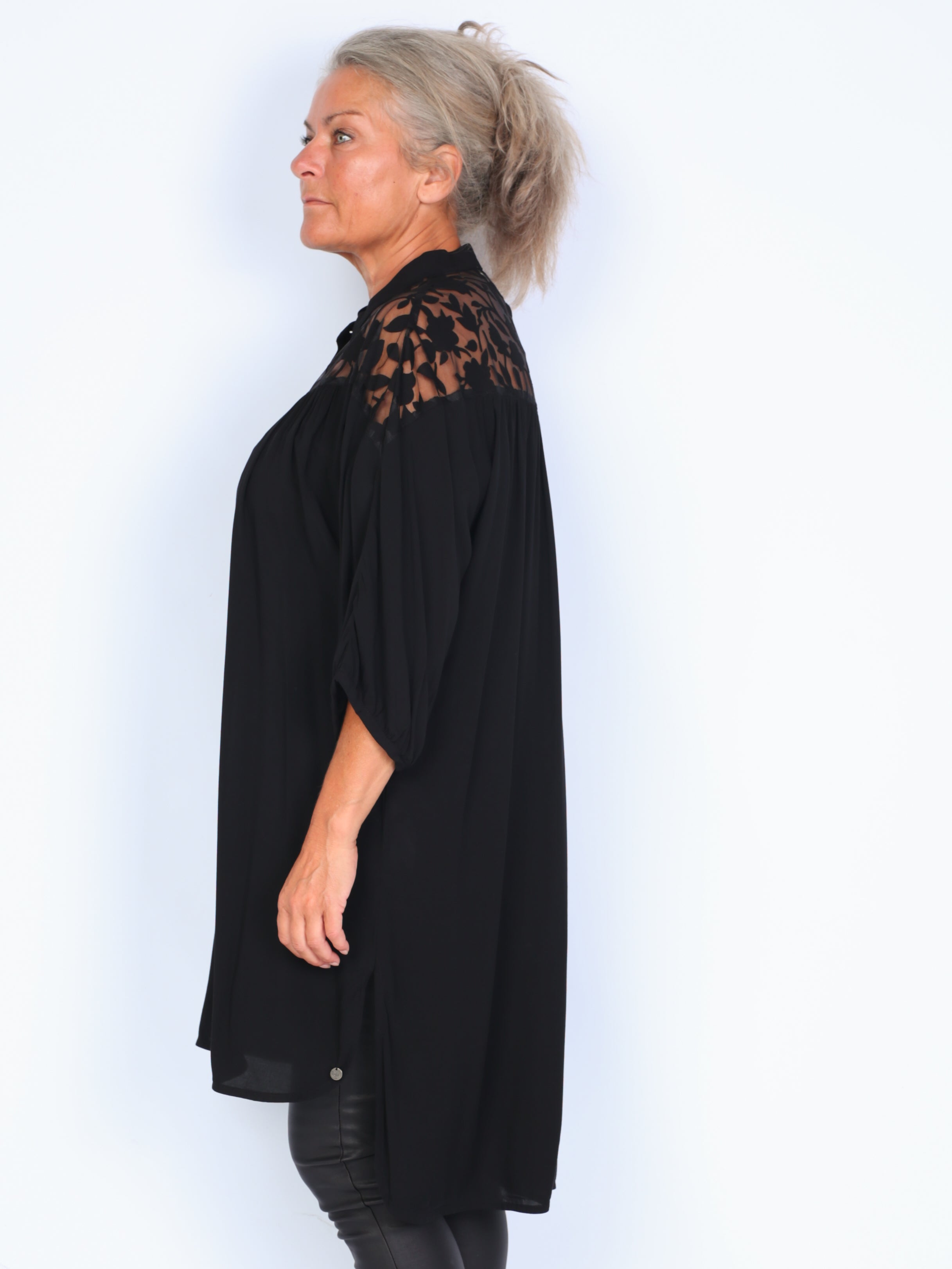 Que tunic with short sleeves and floral pieces