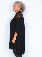 Que tunic with short sleeves and floral pieces