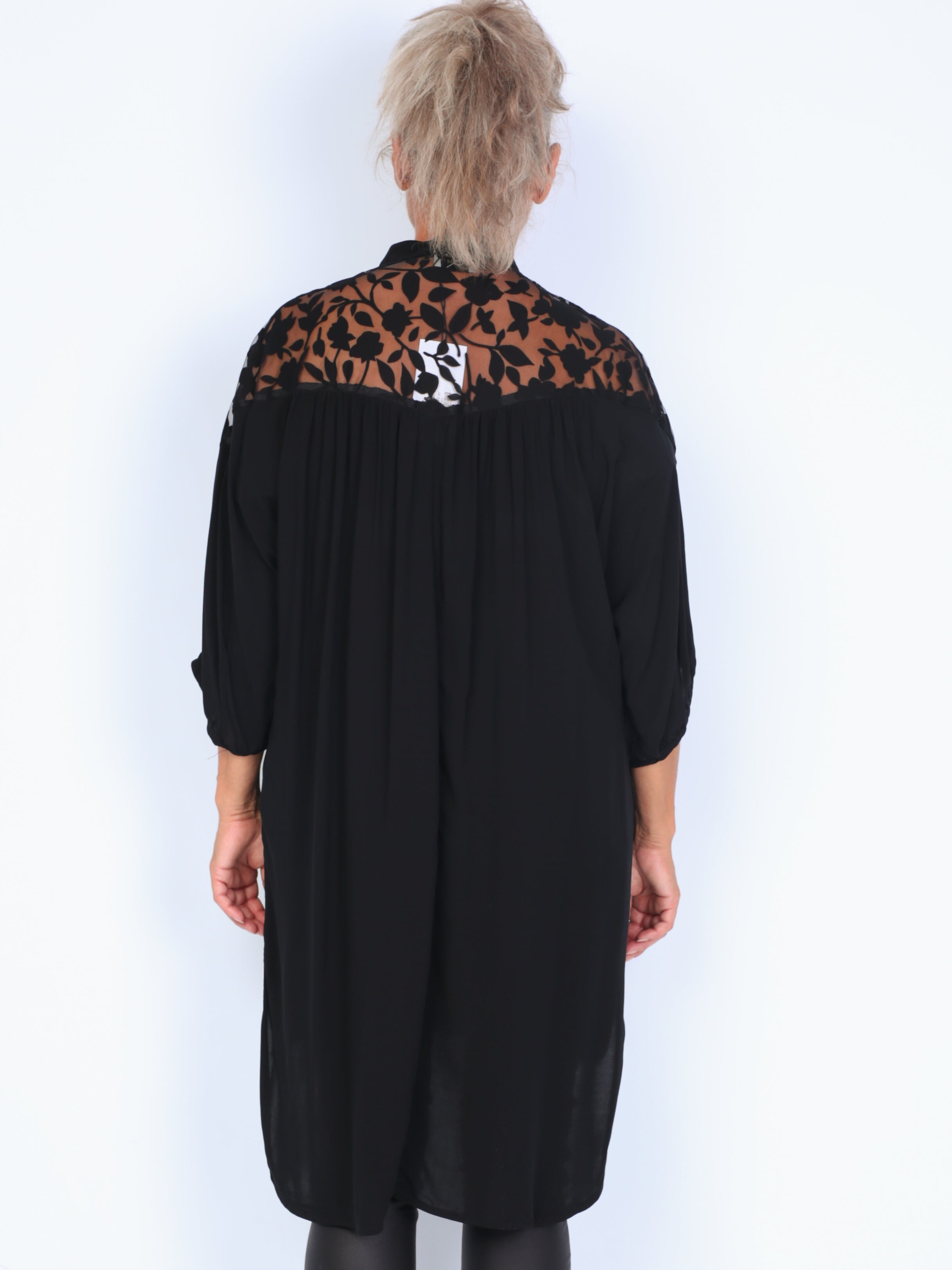Que tunic with short sleeves and floral pieces
