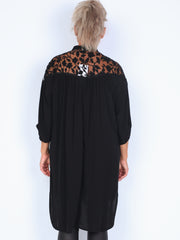 Que tunic with short sleeves and floral pieces