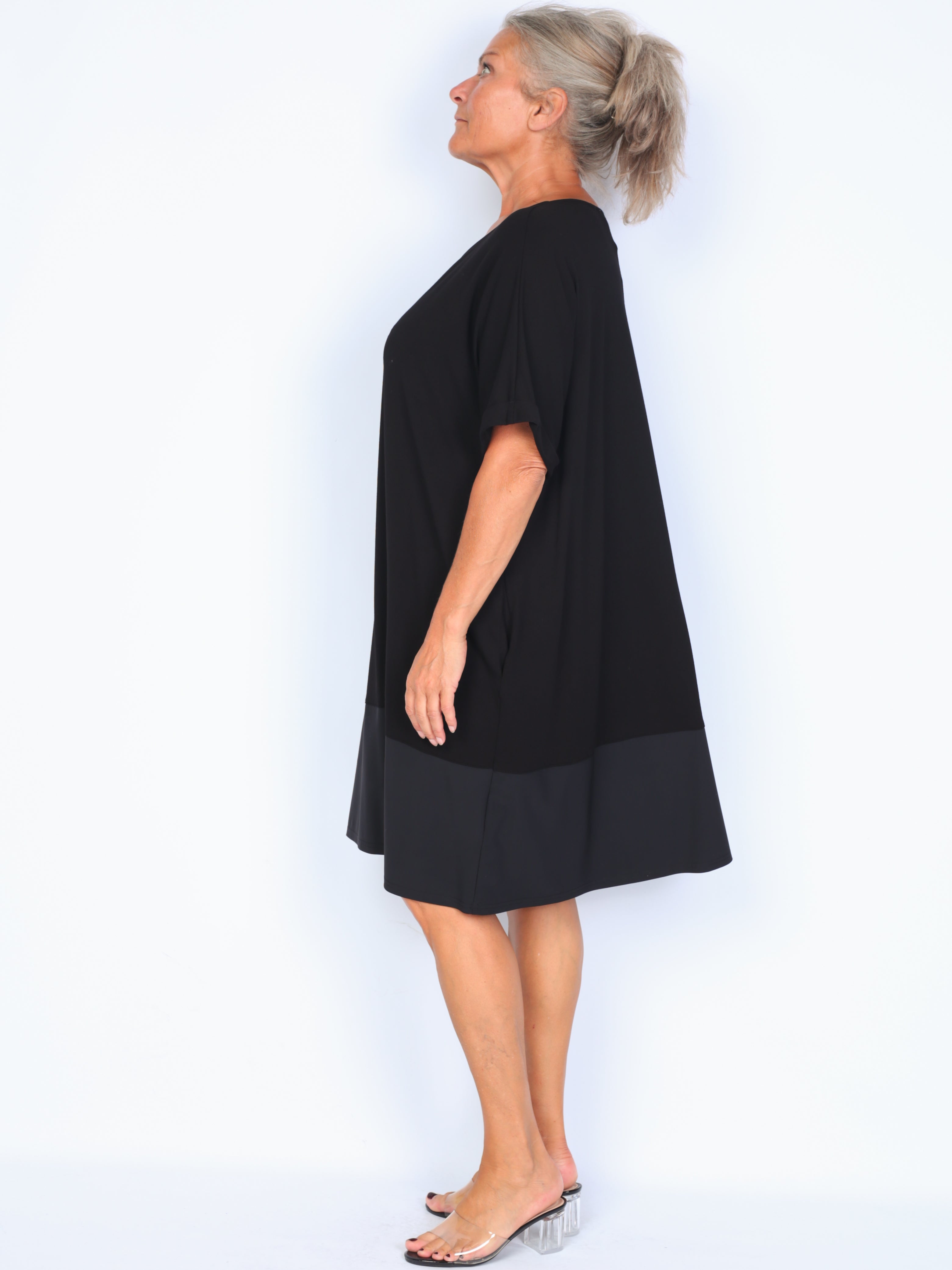 Noen dress w. Wide piece of black