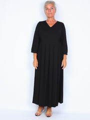 Que black dress with elastic band in the back