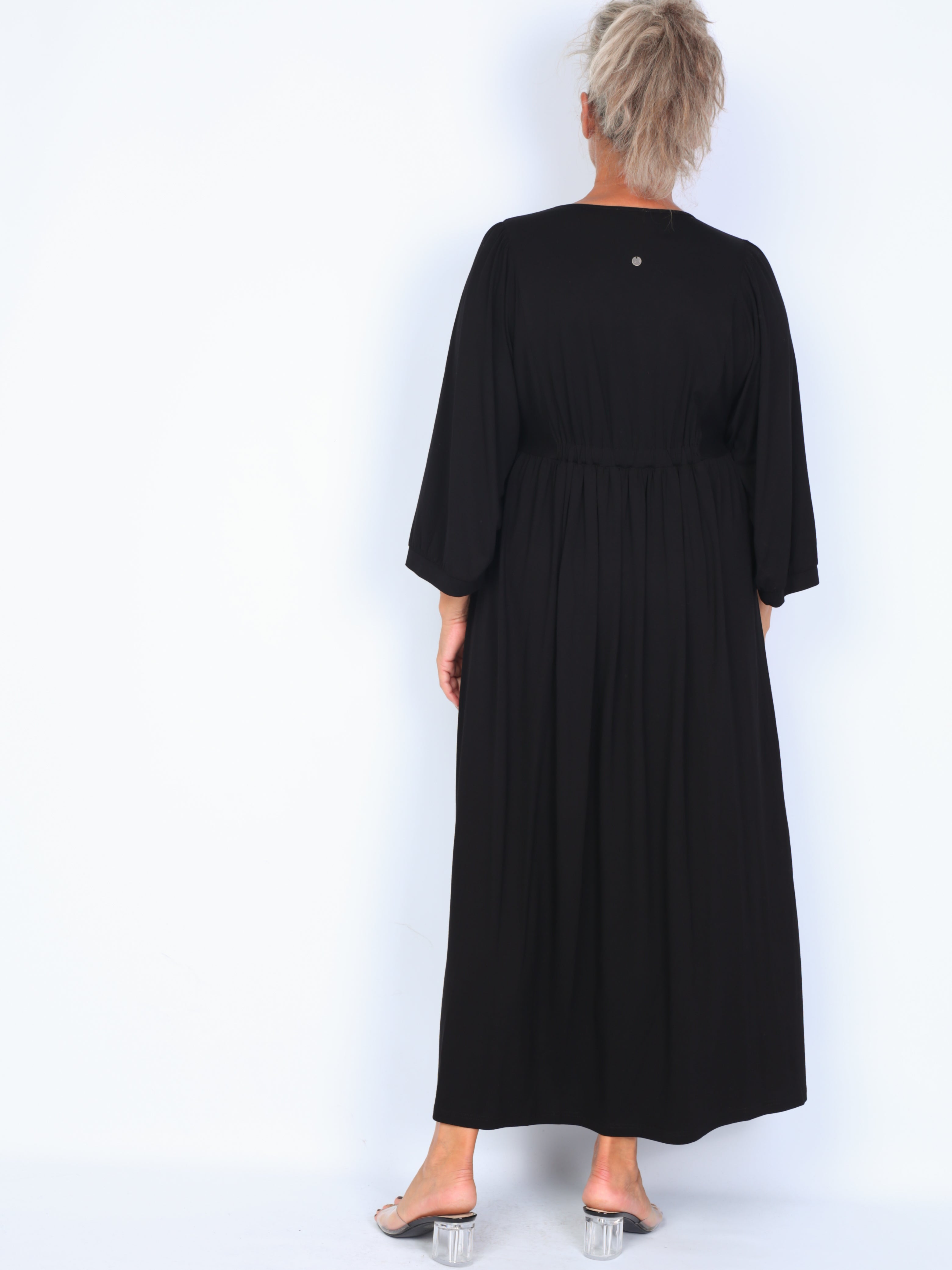 Que black dress with elastic band in the back