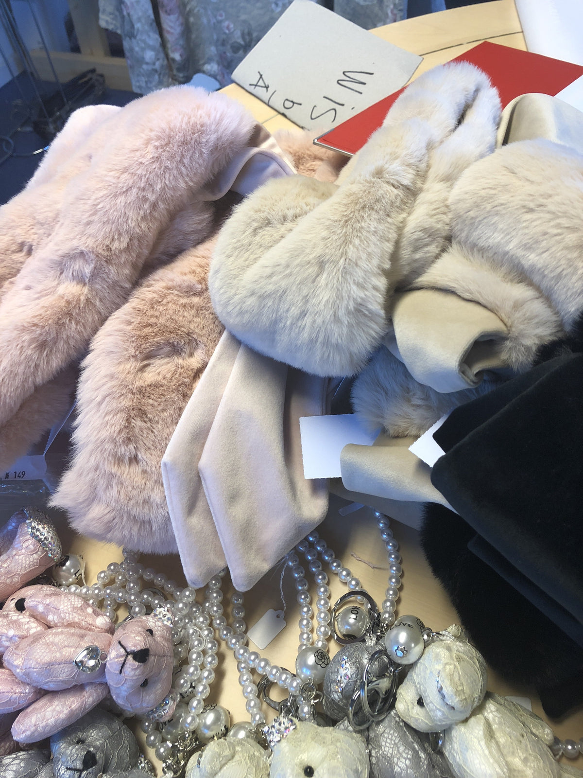 Aniyah – Beige Pels Krave