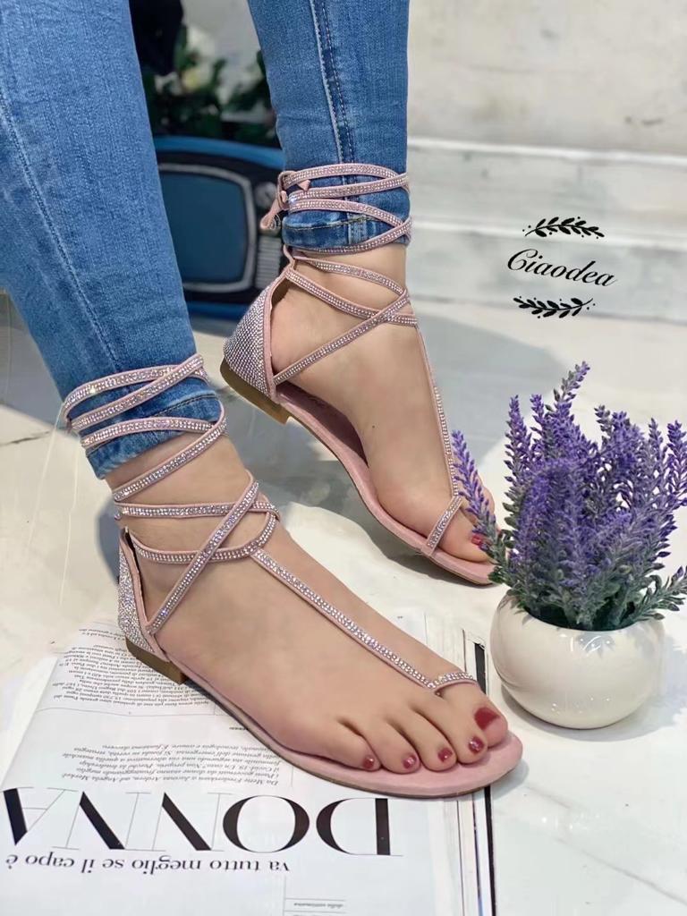 Sandals with toe strap and bling ribbon