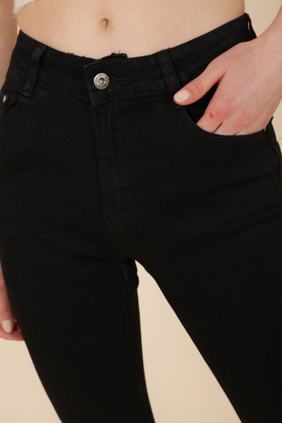 Sorte jeans m. vidde og frynset slidtage