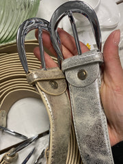 Belt with shine